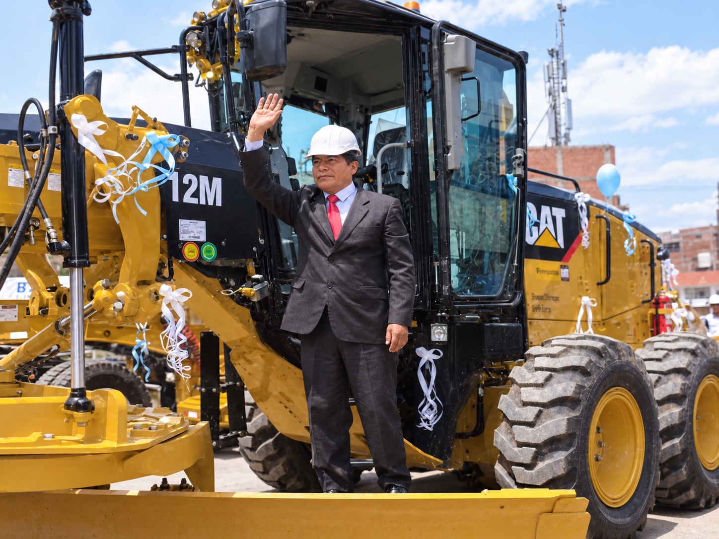 Martín Ticona Maquera junto a la maquinaria municipal